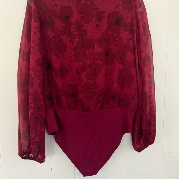 Gibson Look Dark Red Floral Blouse Bodysuit Plunging Neckline Size Large - Picture 11 of 14